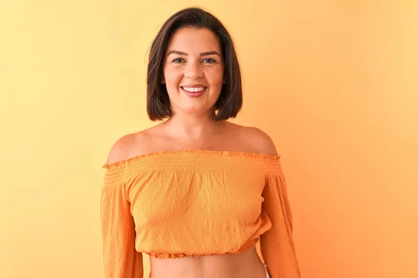Młoda Piękna Kobieta Ubrana Luźny Shirt Stojąca Odizolowanym Pomarańczowym Tle — Zdjęcie stockowe