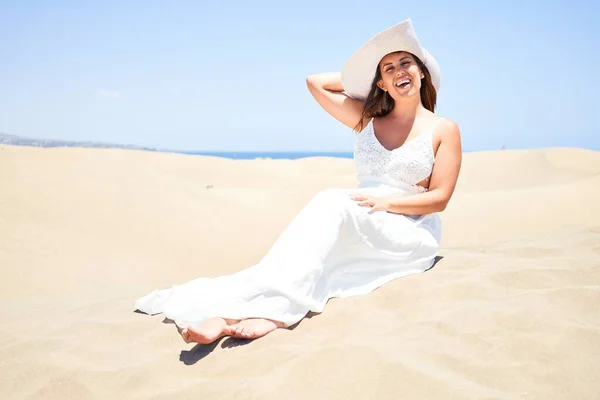 Joven Hermosa Mujer Sonriendo Feliz Disfrutando Vacaciones Verano Maspalomas Dunas — Foto de Stock