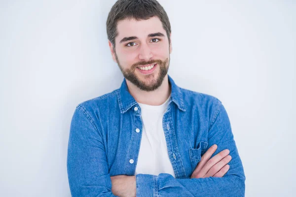 Jonge Knappe Spaanse Man Glimlachend Camera Met Armen Gekruist Zoek — Stockfoto