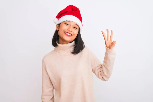 Jovem Mulher Chinesa Bonita Vestindo Chapéu Natal Santa Sobre Fundo — Fotografia de Stock