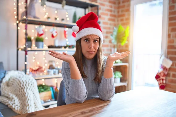 Giovane Bella Donna Indossa Cappello Natale Seduto Tavola Casa Espressione — Foto Stock