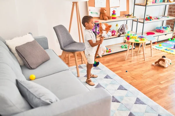 Schöne Afrikanisch Amerikanische Kleinkind Spielt Mit Pferd Spielzeug Mit Stock — Stockfoto