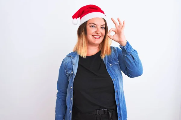 Νεαρή Όμορφη Γυναίκα Φορώντας Χριστούγεννα Σάντα Καπέλο Στέκεται Πάνω Από — Φωτογραφία Αρχείου