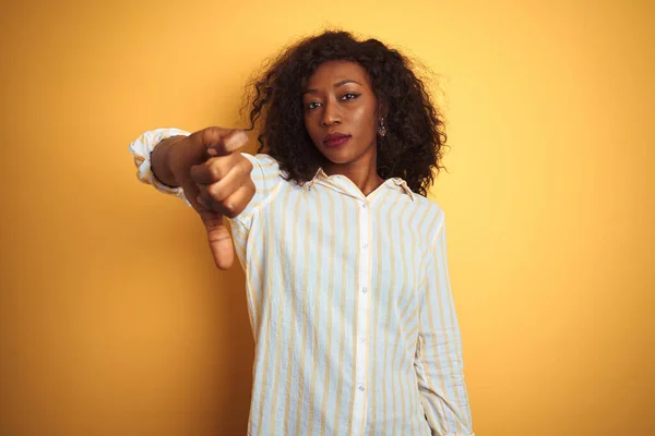 Afro Amerikaanse Vrouw Draagt Gestreepte Shirt Staan Geïsoleerde Gele Achtergrond — Stockfoto