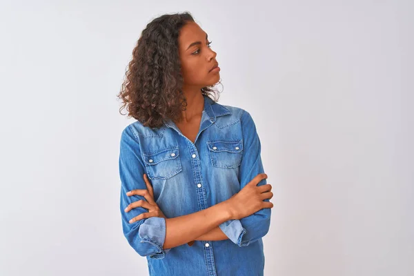 Jovem Brasileira Vestindo Camisa Jeans Sobre Fundo Branco Isolado Olhando — Fotografia de Stock