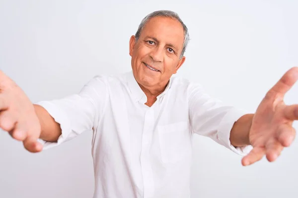 Senior Grijsharige Man Met Elegant Shirt Geïsoleerde Witte Achtergrond Kijkend — Stockfoto
