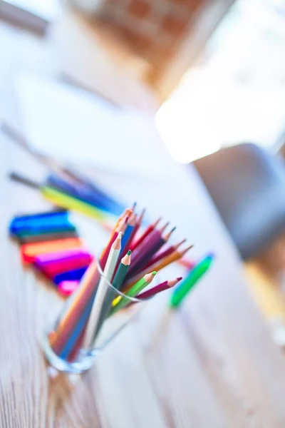 Mesa Com Muitos Lápis Coloridos Caneta Para Desenhar Jardim Infância — Fotografia de Stock