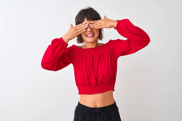Ung Vacker Kvinna Bär Röd Sommar Shirt Stående Över Isolerad — Stockfoto