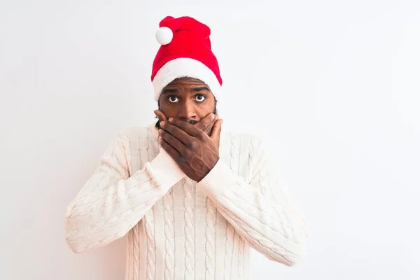 Молодой Африканский Американец Рождественской Шляпе Санты Изолированном Белом Фоне Шокировал — стоковое фото