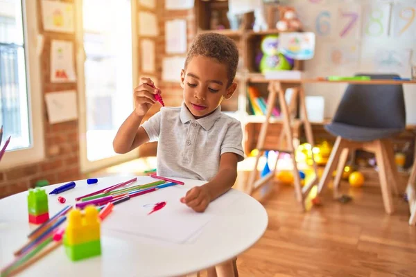 Beautiful African American Toddler Drawing Using Paper Marker Pen Smiling — ストック写真