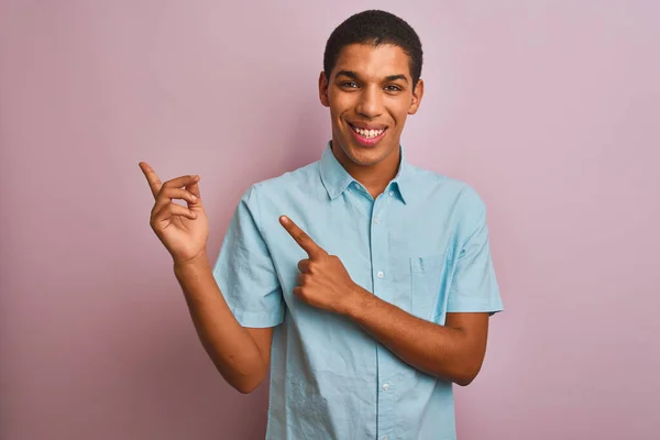 Homem Árabe Bonito Jovem Vestindo Camisa Azul Sobre Fundo Rosa — Fotografia de Stock