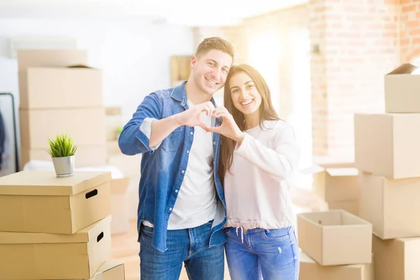 Hermosa Pareja Joven Que Muda Una Nueva Casa Sonriendo Amor — Foto de Stock