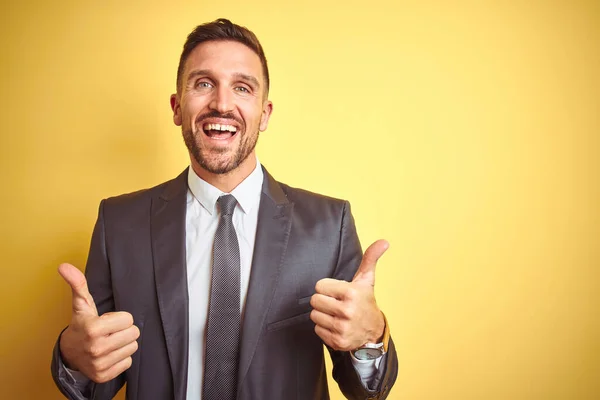 Jovem Homem Negócios Bonito Sobre Amarelo Isolado Sinal Sucesso Fundo — Fotografia de Stock