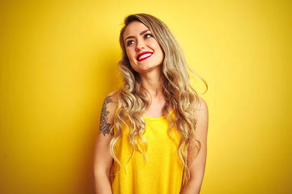 Mulher Bonita Nova Vestindo Shirt Sobre Fundo Isolado Amarelo Olhando — Fotografia de Stock