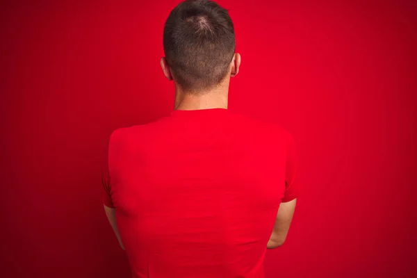 Młody Przystojny Mężczyzna Ubrany Luźny Shirt Czerwonym Odizolowanym Tle Stojący — Zdjęcie stockowe