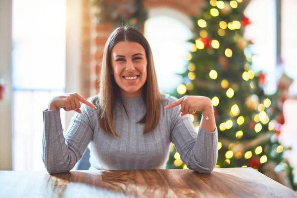 Mladá Krásná Žena Sedí Stolu Doma Kolem Vánočního Stromku Dekorace — Stock fotografie