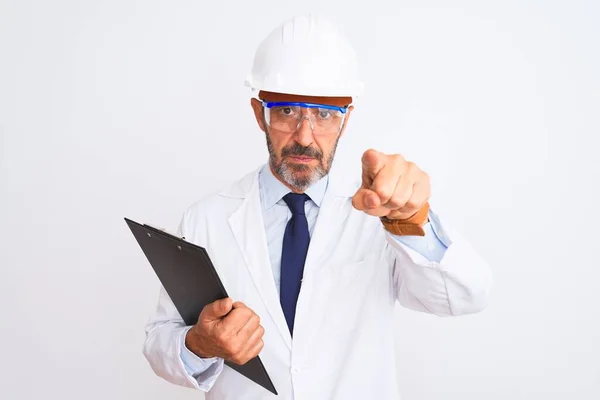 Starszy Inżynier Okularach Hełmem Trzymający Schowek Białym Tle Wskazujący Palcem — Zdjęcie stockowe