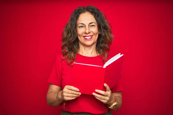 Femme Âgée Moyen Âge Lisant Livre Sur Fond Rouge Isolé — Photo