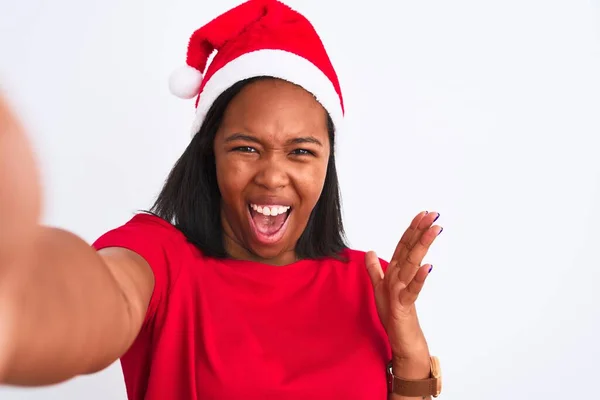 Młoda Afroamerykanka Ubrana Świąteczny Kapelusz Robiąca Sobie Selfie Odosobnionym Tle — Zdjęcie stockowe