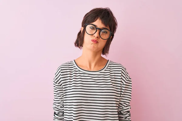 Mujer Hermosa Joven Con Camiseta Rayas Gafas Sobre Fondo Rosa — Foto de Stock