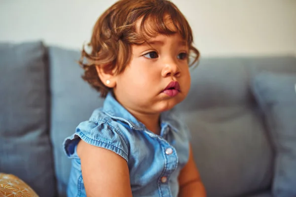 Vackra Småbarn Barnflicka Bär Denim Skjorta Sitter Mattan Med Napp — Stockfoto