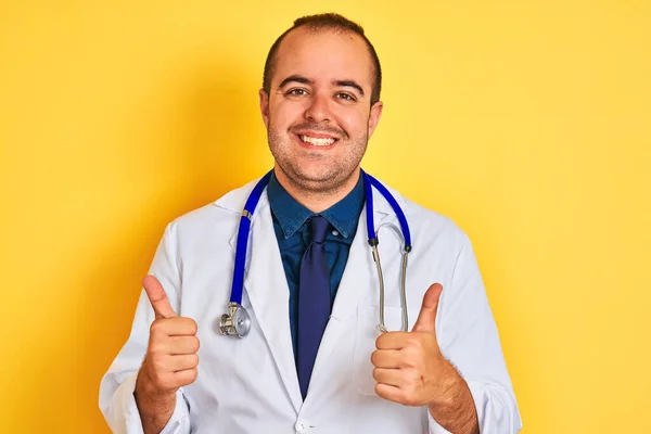 코트와 청진기를 의사가 위에서 손으로 긍정적 행동을 손가락으로 웃으며 행복해 — 스톡 사진