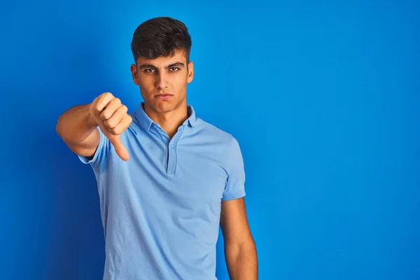 Homem Indiano Jovem Vestindo Pólo Casual Sobre Fundo Azul Isolado — Fotografia de Stock