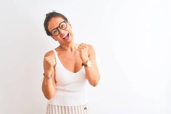 Middelbare Leeftijd Vrouw Dragen Casual Shirt Bril Staan Geïsoleerde Witte — Stockfoto