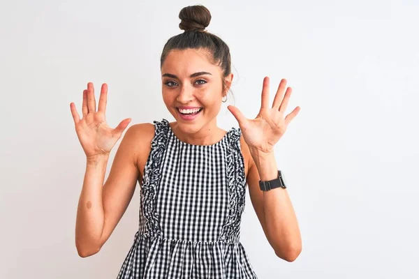 Mulher Bonita Com Coque Vestindo Casual Dresss Sobre Fundo Branco — Fotografia de Stock