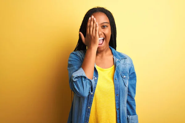 Młoda Afroamerykanka Ubrana Dżinsową Koszulę Stojąca Nad Odizolowanym Żółtym Tłem — Zdjęcie stockowe