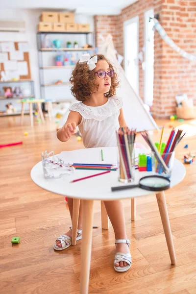 Prachtige Peuter Met Bril Zittend Tekenen Met Papier Potloden Kleuterschool — Stockfoto