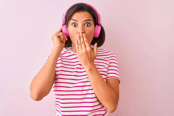 Junge Schöne Frau Hört Musik Über Kopfhörer Über Isolierten Rosa — Stockfoto