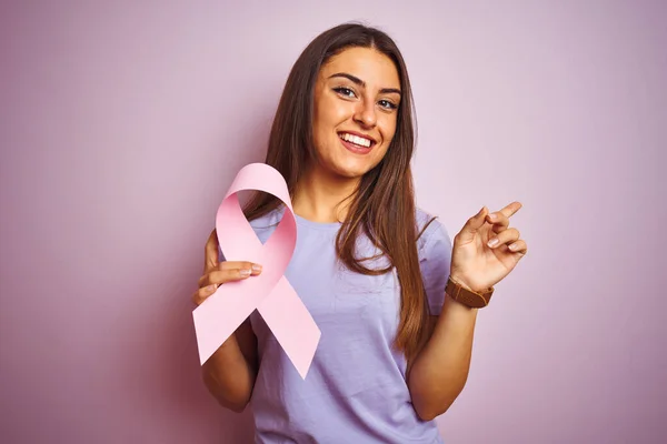 Junge Schöne Frau Mit Krebsband Vor Isoliertem Rosa Hintergrund Sehr — Stockfoto