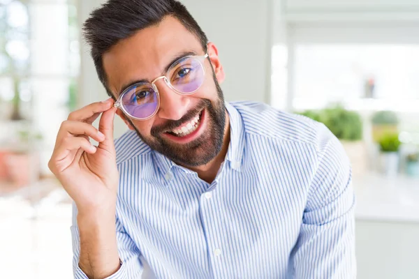 Όμορφος Επιχειρηματικός Άνθρωπος Φορώντας Γυαλιά Και Χαμογελαστά Χαρούμενα Αυτοπεποίθηση Χαμόγελο — Φωτογραφία Αρχείου