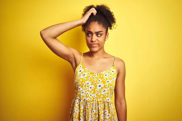 Afro Amerikaanse Vrouw Draagt Casual Bloemenjurk Staan Geïsoleerde Gele Achtergrond — Stockfoto
