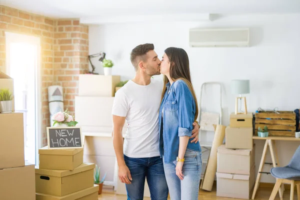 Vackra Unga Paret Flyttar Till Ett Nytt Hus Leende Glad — Stockfoto
