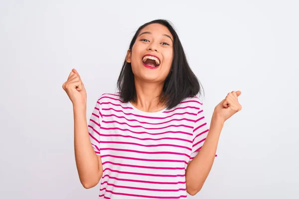 Jeune Femme Chinoise Portant Shirt Rayé Debout Sur Fond Blanc — Photo