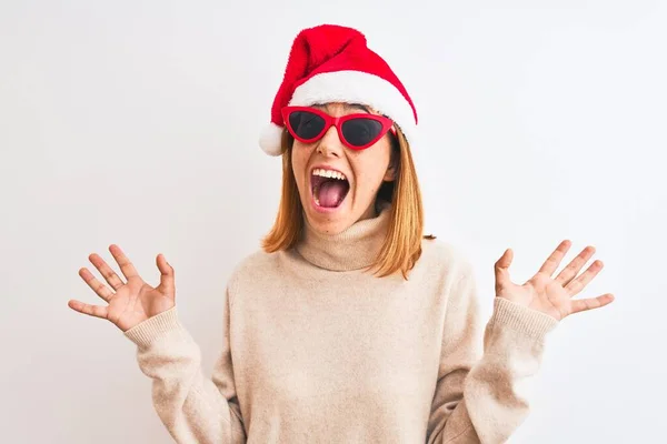 Belle Femme Rousse Portant Chapeau Noël Des Lunettes Soleil Rouges — Photo