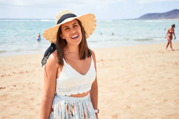 Młoda Piękna Kobieta Uśmiechnięta Szczęśliwa Ciesząc Się Wakacjami Plaży — Zdjęcie stockowe