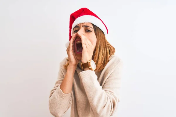 Hermosa Pelirroja Mujer Usando Navidad Sombrero Sobre Aislado Fondo Gritando — Foto de Stock