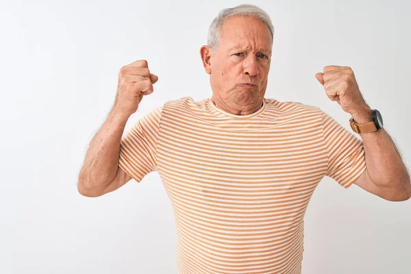 Senior Grijsharige Man Met Gestreept Shirt Geïsoleerde Witte Achtergrond Met — Stockfoto