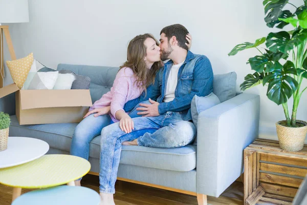 Junges Verliebtes Paar Umarmt Auf Dem Sofa Sitzend Sehr Glücklich — Stockfoto