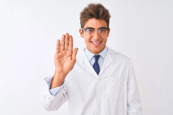 年轻英俊的科学家 戴着眼镜 披着外套 站在孤独的白色背景上 — 图库照片