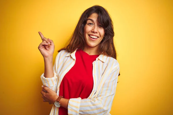 Joven Hermosa Mujer Con Camiseta Roja Camisa Rayas Sobre Fondo — Foto de Stock