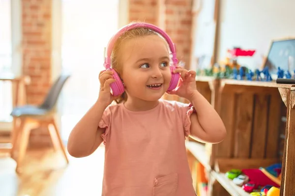 Bella Bambina Bionda Che Ascolta Musica Usando Cuffie All Asilo — Foto Stock