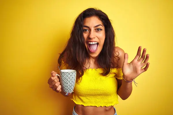Młoda Piękna Kobieta Pije Filiżankę Kawy Stojącej Odizolowanym Żółtym Tle — Zdjęcie stockowe