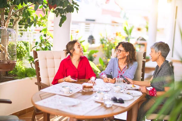 Bijeenkomst Van Middelbare Leeftijd Vrouwen Die Lunchen Koffie Drinken Volwassen — Stockfoto