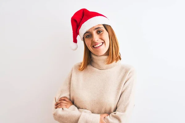 Mooie Roodharige Vrouw Draagt Kerstmuts Geïsoleerde Achtergrond Gelukkig Gezicht Glimlachend — Stockfoto