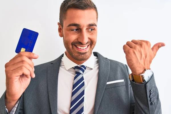 Joven Hombre Negocios Guapo Sosteniendo Tarjeta Crédito Sobre Fondo Aislado —  Fotos de Stock