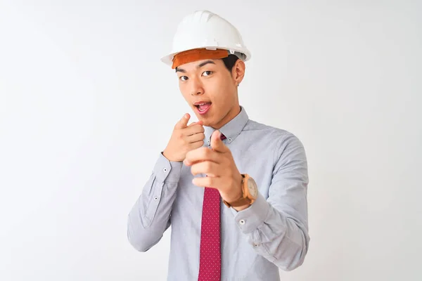 中国建筑师头戴领带和头盔 站在孤立的白色背景上 手指指向镜头 脸上洋溢着欢乐和滑稽的表情 好的能量和活力 — 图库照片